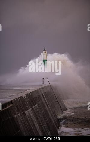 Sturm Gerrit überquert die walisische Küstenstadt Aberystwyth mit starken Winden von 50 km/h und Flut am frühen Donnerstagmorgen. Stockfoto