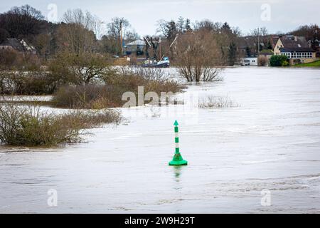 Drakenburg, Deutschland. Dezember 2023. Die Weserfluten im Landkreis Nienburg/Weser. Kredit: Moritz Frankenberg/dpa/Alamy Live News Stockfoto