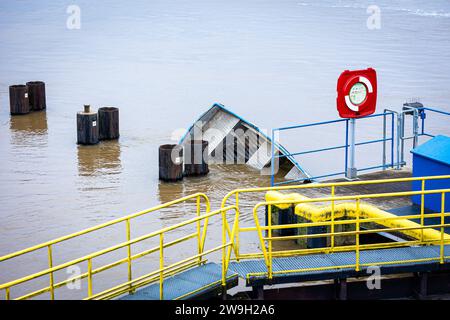 Drakenburg, Deutschland. Dezember 2023. Die Weserfluten im Landkreis Nienburg/Weser. Kredit: Moritz Frankenberg/dpa/Alamy Live News Stockfoto