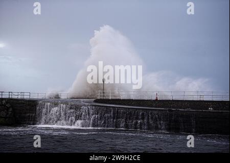 Sturm Gerrit überquert die walisische Küstenstadt Aberystwyth mit starken Winden von 50 km/h und Flut am frühen Donnerstagmorgen. Stockfoto