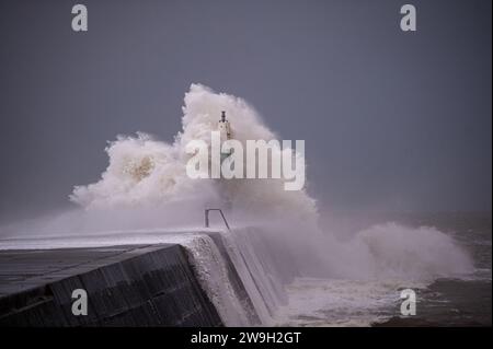 Sturm Gerrit überquert die walisische Küstenstadt Aberystwyth mit starken Winden von 50 km/h und Flut am frühen Donnerstagmorgen. Stockfoto