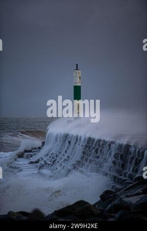 Sturm Gerrit überquert die walisische Küstenstadt Aberystwyth mit starken Winden von 50 km/h und Flut am frühen Donnerstagmorgen. Stockfoto