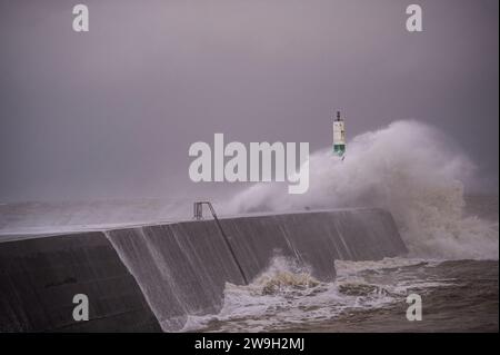 Sturm Gerrit überquert die walisische Küstenstadt Aberystwyth mit starken Winden von 50 km/h und Flut am frühen Donnerstagmorgen. Stockfoto