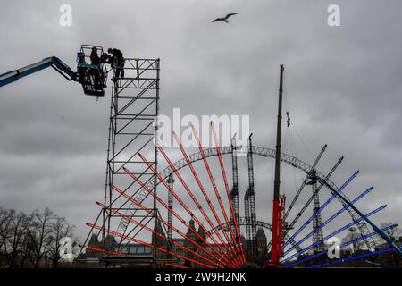 AMSTERDAM - auf dem Museumplein werden Vorbereitungen für die Neujahrsschau des elektrischen Feuerwerks getroffen. Die Veranstaltung markiert den Beginn des neuen Jahres mit Lichtern und Feuerwerken. ANP EVERT ELZINGA niederlande aus - belgien aus Stockfoto
