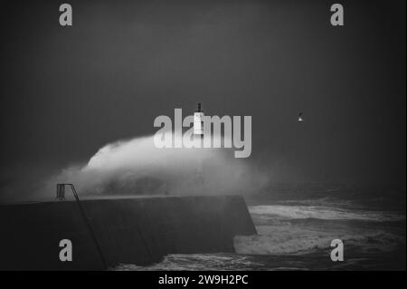 Sturm Gerrit überquert die walisische Küstenstadt Aberystwyth mit starken Winden von 50 km/h und Flut am frühen Donnerstagmorgen. Stockfoto