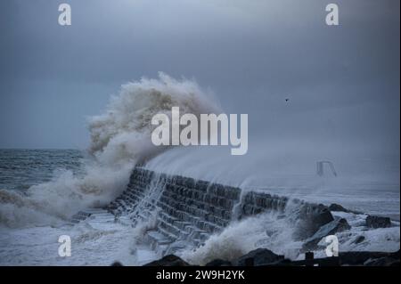 Sturm Gerrit überquert die walisische Küstenstadt Aberystwyth mit starken Winden von 50 km/h und Flut am frühen Donnerstagmorgen. Stockfoto