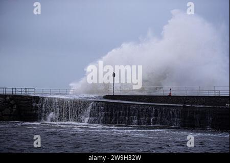 Sturm Gerrit überquert die walisische Küstenstadt Aberystwyth mit starken Winden von 50 km/h und Flut am frühen Donnerstagmorgen. Stockfoto