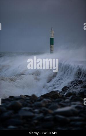 Sturm Gerrit überquert die walisische Küstenstadt Aberystwyth mit starken Winden von 50 km/h und Flut am frühen Donnerstagmorgen. Stockfoto