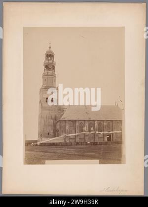 Südseite der Grote Kerk in Hindeloopen, 1892 Foto Hindeloopen fotografischer Support. Kirche mit Pappalbumendruck (außen) Hindeloopen Stockfoto