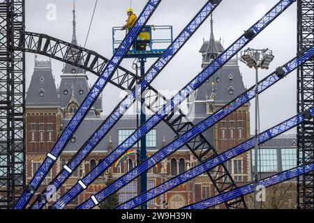 AMSTERDAM - auf dem Museumplein werden Vorbereitungen für die Neujahrsschau des elektrischen Feuerwerks getroffen. Die Veranstaltung markiert den Beginn des neuen Jahres mit Lichtern und Feuerwerken. ANP EVERT ELZINGA niederlande aus - belgien aus Stockfoto