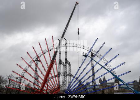 AMSTERDAM - auf dem Museumplein werden Vorbereitungen für die Neujahrsschau des elektrischen Feuerwerks getroffen. Die Veranstaltung markiert den Beginn des neuen Jahres mit Lichtern und Feuerwerken. ANP EVERT ELZINGA niederlande aus - belgien aus Stockfoto