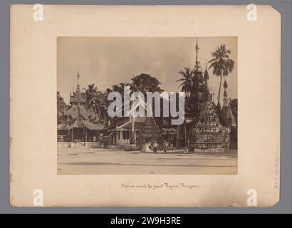 Schrein rund um die Shwedagon-Pagode, Yangon, Myanmar, ca. 1880 - ca. 1900 Fotografie Pagode mit Grabkammern und Palmen, von einem offenen Ort aufgenommen. Seit 1989 heißt das Land offiziell Union of Myanmar, bevor es Birma hieß. Seit dem 7. November 2005 ist die Hauptstadt offiziell die zentral gelegene Nayyyidaw (bei Pyinmana), obwohl der Umzug zu diesem Zeitpunkt begann. Die ehemalige Hauptstadt ist Rangoon (Yangon), die größte Stadt des Landes. Fotografische Unterstützung von Yangon. Pappalbumendruck Myanmar Stockfoto