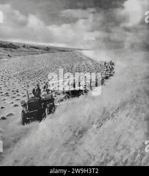 Die Women's Land Army Betrieb Traktoren und kombinierte Erntemaschinen auf den South Downs in Kent im Herbst 1942 während des Zweiten Weltkriegs. Frauen übernahmen die Arbeit männlicher Landarbeiter, die für andere Kriegsaufgaben freigelassen wurden. Stockfoto