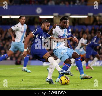 London, Großbritannien. Dezember 2023. Christopher Nkunku aus Chelsea mit Marc Guehi aus Crystal Palace während des Premier League-Spiels in Stamford Bridge, London. Der Bildnachweis sollte lauten: David Klein/Sportimage Credit: Sportimage Ltd/Alamy Live News Stockfoto