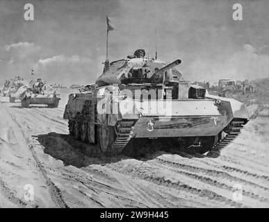 Britische Panzer auf dem Weg zur Zweiten Schlacht von El Alamein (23. Oktober bis 11. November 1942), einer Schlacht im Zweiten Weltkrieg, die sich in der Nähe des ägyptischen Bahnhofs El Alamein ereignete. Generalleutnant Bernard Montgomery führte die Achte Armee-Offensive an und der Sieg der Alliierten war der Beginn des Endes des Westwüstenfeldzuges, der die Bedrohung durch Ägypten, den Suez-Kanal und die Ölfelder im Nahen Osten und in den Persischen Ölfeldern eliminierte. Stockfoto