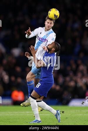 London, Großbritannien. Dezember 2023. Christopher Nkunku aus Chelsea mit Joachim Andersen aus Crystal Palace während des Premier League-Spiels in Stamford Bridge, London. Der Bildnachweis sollte lauten: David Klein/Sportimage Credit: Sportimage Ltd/Alamy Live News Stockfoto