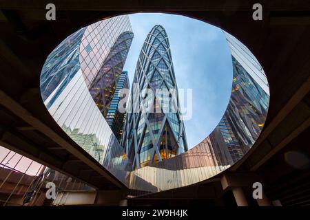 Flacher Blick auf moderne Bürohochhäuser im Geschäfts- und Finanzviertel von Paris-La Défense, Frankreich Stockfoto