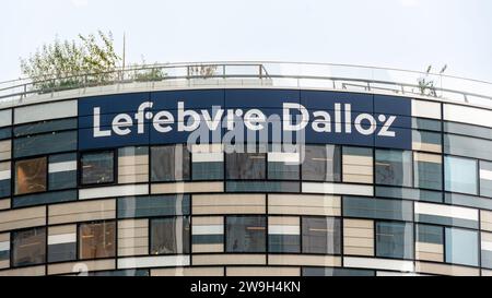 Fahren Sie auf den Turm Lefebvre Dalloz in Paris La Défense, dem Hauptsitz von Lefebvre Dalloz, einer Gruppe, die sich auf Verlagswesen und Berufsausbildung spezialisiert hat Stockfoto