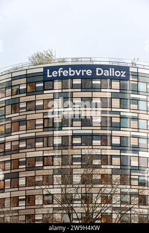 Fassade des Lefebvre Dalloz Turms in Paris La Défense, Hauptsitz von Lefebvre Dalloz, einer Gruppe, die sich auf Verlagswesen und Berufsausbildung spezialisiert hat Stockfoto