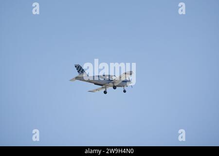 Leichte einmotorige Flugzeuge fliegen tagsüber am blauen Himmel Stockfoto