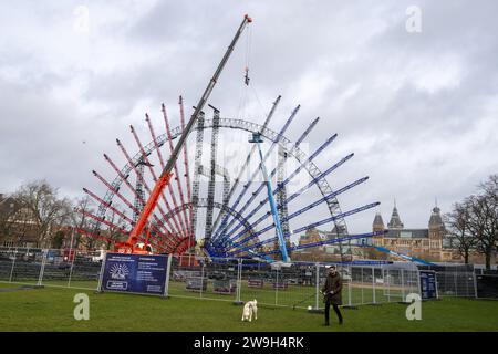 AMSTERDAM - auf dem Museumplein werden Vorbereitungen für die Neujahrsschau des elektrischen Feuerwerks getroffen. Die Veranstaltung markiert den Beginn des neuen Jahres mit Lichtern und Feuerwerken. ANP EVERT ELZINGA niederlande aus - belgien aus Stockfoto