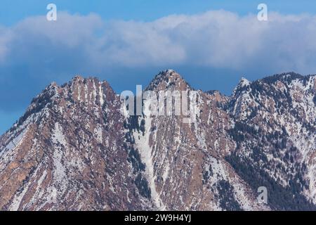 Wolken über dem verschneiten Mount Olymp in der Wasatch Mountain Range bei Salt Lake City, Utah. Stockfoto