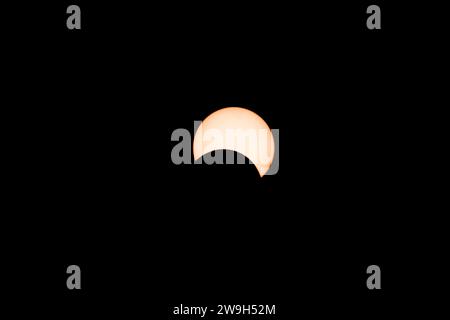 Der Mond bewegt sich nach dem Gipfel der Sonnenfinsternis am 14. November 2023 über die Vorderseite der Sonne. Utah, USA. 46 Minuten nach der Spitzenannula Stockfoto