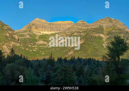 Die Ostwand des Mount Timpanogos in der Wasatch Mountain Range im Norden Utahs. Stockfoto