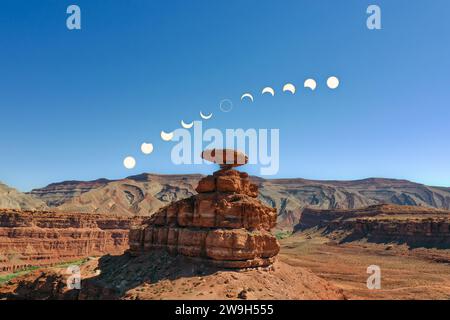 Composite-Bild von Mexican hat Rock in Utah, doppelt belichtet mit der Ringfinsternis am 14. Oktober 2023. Mexican hat Rock war sehr nahe am Zentrum Stockfoto