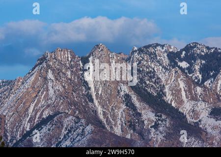 Wolken über dem verschneiten Mount Olymp in der Wasatch Mountain Range bei Salt Lake City, Utah. Stockfoto