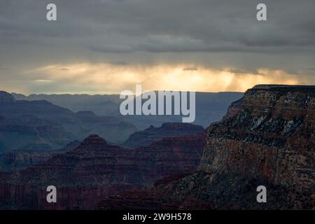Stürmische Wolken bei Sonnenaufgang über dem Grand Canyon im Grand Canyon National Park in Arizona. Stockfoto