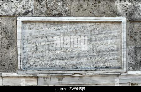 Die Sinop-Alaeddin-Moschee wurde während der anatolischen Seldschuken-Zeit erbaut. Die Bauinschrift der Moschee. Stockfoto