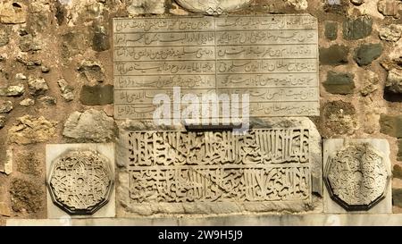 Die Sinop-Alaeddin-Moschee wurde während der anatolischen Seldschuken-Zeit erbaut. Die Bauinschrift der Moschee. Stockfoto