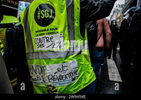 Paris, Frankreich. November 2023. Während der Demonstrationen wird ein Anti-Regierungs-Demonstrant mit Slogans auf seiner Weste gesehen. „Gelbwesten“ (Gilets jaunes) gegen die Regierung gerichtete Demonstranten versammelten sich zu ihrem 5. Jahrestag der Bewegung in Paris, um der Regierung zu zeigen, dass sie noch am Leben sind und im Laufe der Jahre ihre Zahl gestiegen ist. (Foto von Maria Giulia Molinaro Vitale/SOPA Images/SIPA USA) Credit: SIPA USA/Alamy Live News Stockfoto