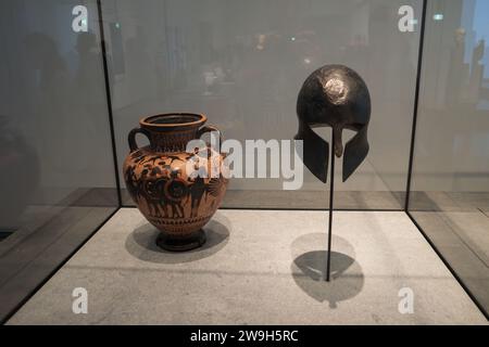 Abu Dhabi, Vereinigte Arabische Emirate, 18. November 2023: Louvre Museum of Abu Dhabi. Antike Vase und Helm aus der griechischen Antike und minoischer Kultu Stockfoto