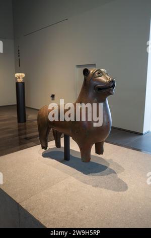 Abu Dhabi, Vereinigte Arabische Emirate, 18. November 2023: Das Louvres Museum von Abu Dhabi. Antike Statue eines Hundes. Stockfoto