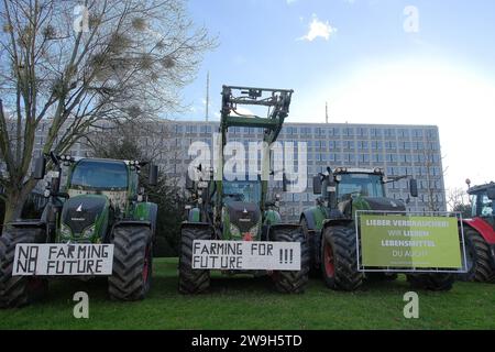 28.12.2023 Kassel, Demonstration von Landwirten / Bauern gegen die Streichung von Subventionen für Agrardiesel und die Kfz-Steuerbefreiung für die Land- und Forstwirtschaft Protestplakate an den Treckern - keine Landwirtschaft - keine Zukunft *** 28 12 2023 Kassel, Demonstration der Landwirte gegen die Abschaffung der Subventionen für landwirtschaftlichen Dieselkraftstoff und die Befreiung von der Kfz-Steuer für Land- und forstwirtschaftliche Proteste Plakate auf den Traktoren keine Landwirtschaft keine Zukunft KH Stockfoto