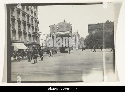 Blick auf die Fifth Avenue und den Broadway, 1908 Fotografie Blick auf die 5th Avenue und den Broadway in New York. Teil des Fotoalbums von Dolph Kessler mit Aufnahmen, die er während seines Englandaufenthaltes machte und auf einer Weltreise als Sekretär von Henri Detding (Direktor von Royal Oil) zwischen 1906 und 1908 in die Niederländischen Ostindien, Japan, China und die Vereinigten Staaten unternahm. New York (Stadt) Karton. Fotografischer Träger Gelatinedruck Stockfoto