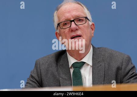 Umfrage Gewalt gegen Einsatzkräfte 28. Dezember 2023 - Deutschland, Berlin - Bundespressekonferenz, Umfarge Gewalt gegen Einsatzkräfte und Appell von Deutschem Feuerwehrverband DFV und Deutscher gesetzlicher Unfallversicherung DGUV: Im Bild Thomas Wittschurky, Leiter des Fachausschusses Sozialwesen Deutscher Feuerwehrverband DFV. *** Umfrage zur Gewalt gegen Rettungsdienste 2023 12 28 Deutschland, Berlin Bundespressekonferenz, Umfarge Gewalt gegen Rettungsdienste und Berufung des Deutschen Feuerwehrverbandes DFV und der Deutschen Sozialunfallversicherung DGUV im Bild Thomas Wittsc Stockfoto