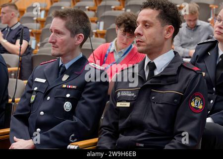 Umfrage Gewalt gegen Einsatzkräfte 28. Dezember 2023 - Deutschland, Berlin - Bundespressekonferenz, Umfarge Gewalt gegen Einsatzkräfte und Appell von Deutschem Feuerwehrverband DFV und Deutscher gesetzlicher Unfallversicherung DGUV: Im Bild Feuerwehrleute in Uniform. *** Umfrage zur Gewalt gegen Rettungsdienste 2023 12 28 Deutschland, Berlin Bundespressekonferenz, Umfarge Gewalt gegen Einsatzkräfte und Appell von Deutschem Feuerwehrverband DFV und Deutscher gesetzlicher Unfallversicherung DGUV im Bild Feuerwehr in Uniform Stockfoto