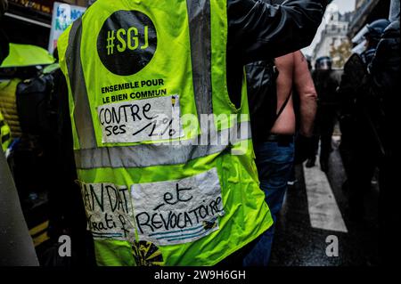 Paris, Frankreich. November 2023. Während der Demonstrationen wird ein Anti-Regierungs-Demonstrant mit Slogans auf seiner Weste gesehen. "Gelbwesten" (Gilets jaunes) Anti-Regierung-Demonstranten versammelten sich in Paris zu ihrem 5. Jahrestag der Bewegung, um der Regierung zu zeigen, dass sie noch am Leben sind und im Laufe der Jahre ihre Zahl gestiegen ist. (Credit Image: © Maria Giulia Molinaro Vitale/SOPA Images via ZUMA Press Wire) NUR REDAKTIONELLE VERWENDUNG! Nicht für kommerzielle ZWECKE! Stockfoto