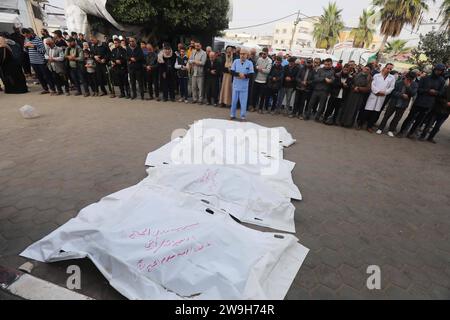 Verletzte Palästinenser, darunter Kinder Palästinenser, nehmen an der Beerdigung im Al-Aqsa Martyrs Hospital für 70 Menschen Teil, die beim israelischen Luftangriff auf ein ziviles Wohngebiet in Deir Al Balah, Gaza, am 28. Dezember 2023 getötet wurden. Foto: Ali Hamad apaimages Dair El-Balah Gaza Streifen palästinensisches Gebiet 281223 Dair El-Balah AH 0013 Copyright: XapaimagesxAlixHamadxapaimagesx Stockfoto