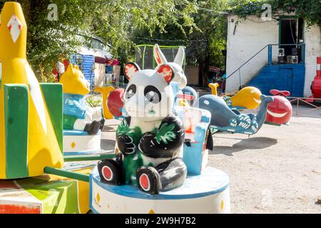 Kinderspielplatz in einem Park in Aqtobe Kasachstan Stockfoto