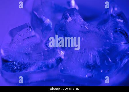 Gefrorenes Wasser Eis Luftblasen in Eisfarben Abstraktion schöne Hintergrundmuster transparentes Bild Stockfoto