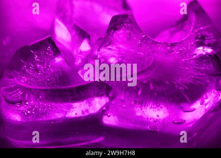 Gefrorenes Wasser Eis Luftblasen in Eisfarben Abstraktion schöne Hintergrundmuster transparentes Bild Stockfoto
