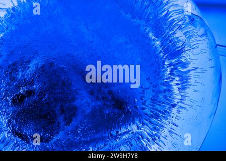 Gefrorenes Wasser Eis Luftblasen in Eisfarben Abstraktion schöne Hintergrundmuster transparentes Bild Stockfoto