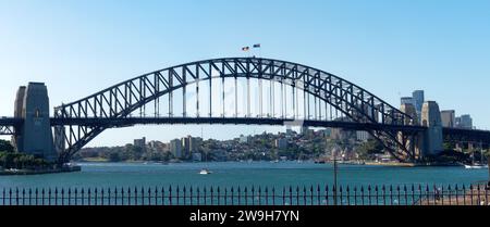 Panoramablick auf die berühmte Sydney Harbour Bridge, die den Hafen mit Nord-Sydney im Hintergrund überspannt Stockfoto