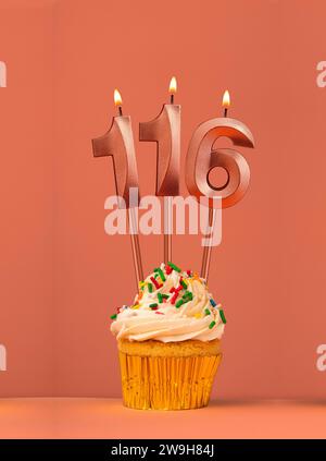 Kerze Nummer 116 - Kuchen Geburtstag in Korallenfusionshintergrund Stockfoto