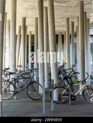 Fahrräder Zwischen Betonsäulen Parken, Berlin, Deutschland Stockfoto