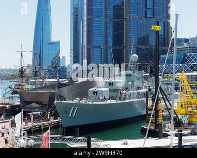 Blick auf den Zerstörer HMAS Vampire auf der Anlegestelle vor dem Australian National Maritime Museum in Darling Harbour Sydney Australien Stockfoto